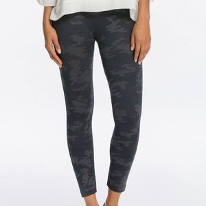 NWOT Look at me now leggings camo black